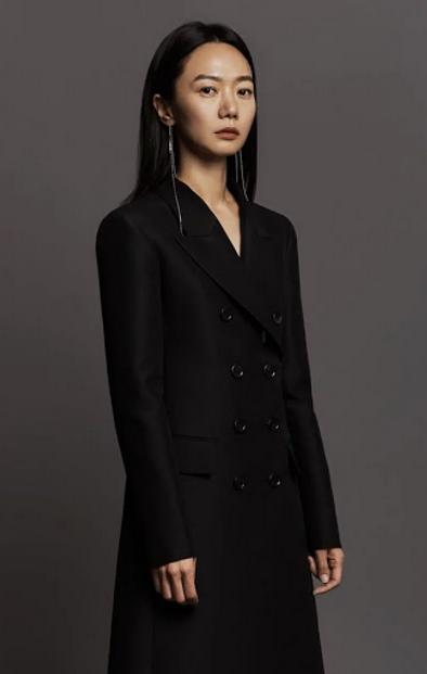 【李尸】医女私下好时髦！《李尸朝鲜》裴斗娜3招穿搭术改善宽肩、骨架大