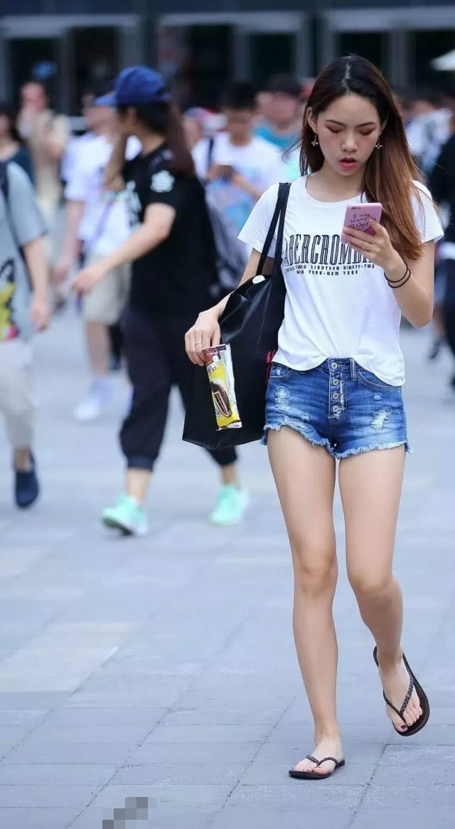 文静女生牛仔短裤搭配白色短袖,清新自然的时尚穿搭让