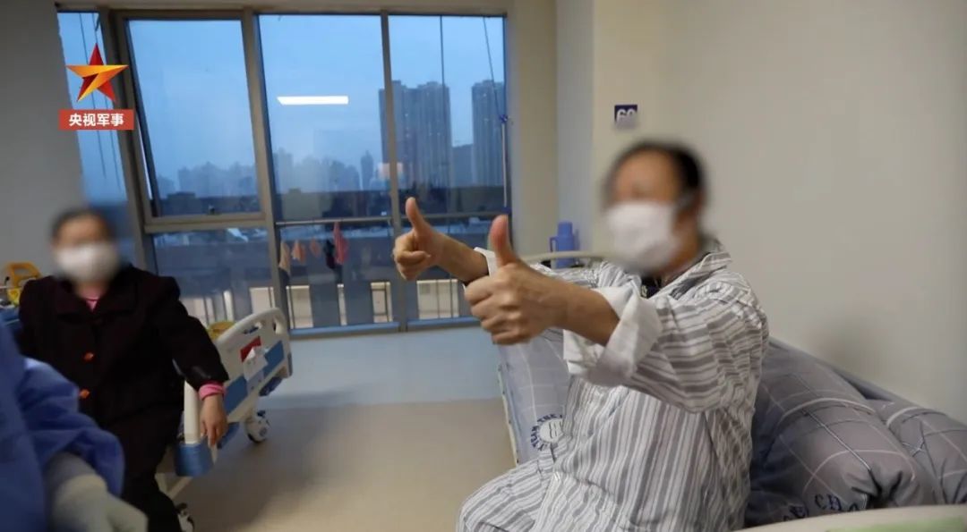 『女孩』解放军在汶川地震中救出的女孩，如今从军在武汉救人