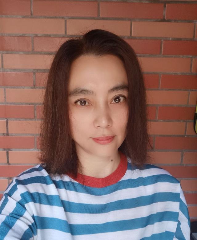 原创李玲玉近照曝光两次离婚独自带大儿子如今56岁颜值依旧