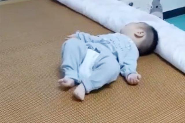 爸爸■为何摔下床两次呢?爸爸录下视频发现“证据”从未见宝宝翻身