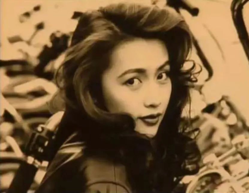 母亲工藤静香能在80年代,日本偶像组合竞争最激烈的年代,成为影视歌