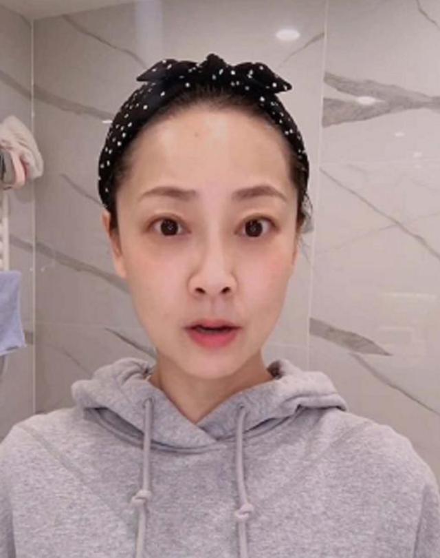 张卫健46岁妻子罕见露面，结婚13年没有孩子，曾