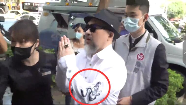 辛龙第3天到刘真灵堂，全程双手合十鞠躬惹人疼
