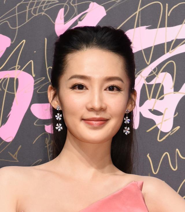 李沁穿粉色缎面长裙好有气质,温婉又清纯