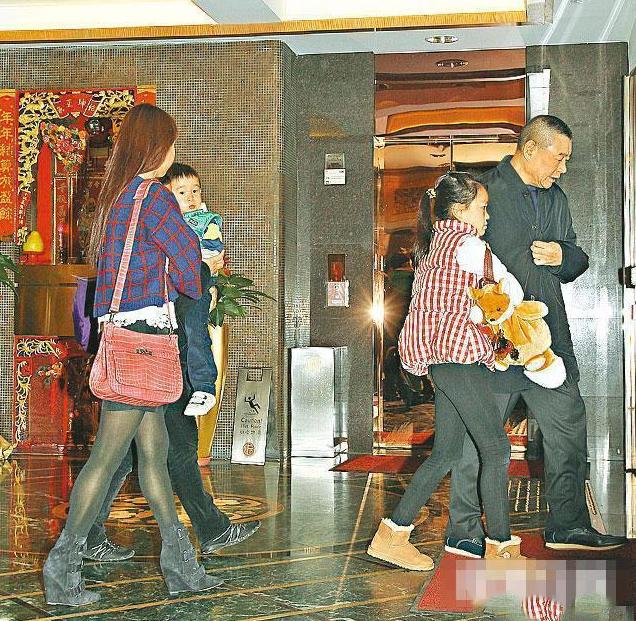 港媒曝吕丽君投资亏损20亿，抛售还得刘銮雄同意