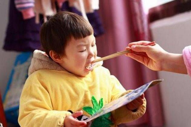 【绊脚石】是宝宝健康的“绊脚石”，医生：家长打死不能给娃吃这4种食物