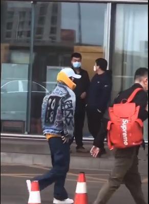 网友偶遇鹿晗去机场,看这"日常找不到口袋"的样子,确定是鹿晗