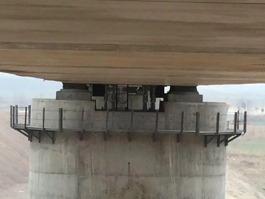 铁一院的设计团队在桥梁设计中首次提出了  分离式减震榫桥梁的减隔震