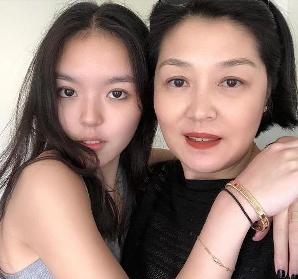 李咏女儿考上美国名校，与奶茶妹妹成为校友，