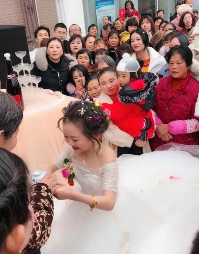 最美袖珍女孩结婚30多岁却拥有不老容颜父母含泪送嫁