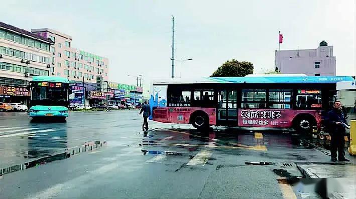 现场| 江都公交恢复运营首日,一趟车50分钟只有3名乘客