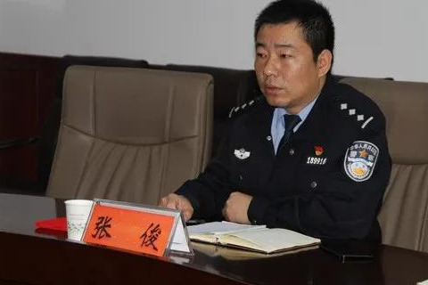 其次,新聘任的张俊,张宏星,李瑞,周钰坤,陈俭刚五名警务实战教官分别