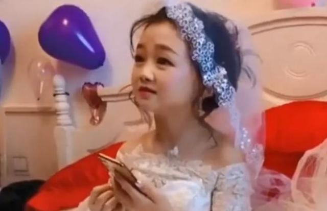 『孩子』30多岁却拥有“不老容颜”，父母含泪送嫁最美“袖珍女孩”结婚