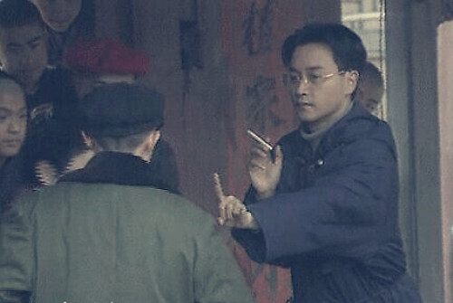 张国荣一手拿着烟一手翘起兰花指给小演员演示.