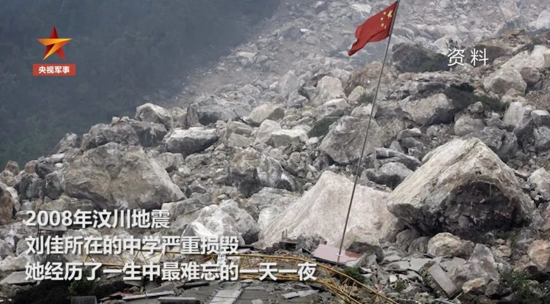 『女孩』解放军在汶川地震中救出的女孩，如今从军在武汉救人
