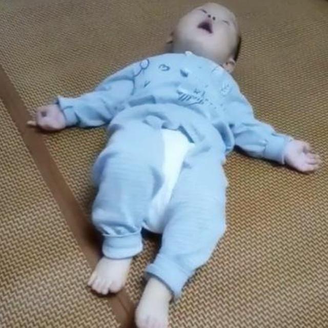 爸爸■为何摔下床两次呢?爸爸录下视频发现“证据”从未见宝宝翻身