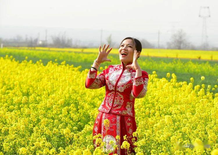 河津小梁乡美女干部代言千亩最美油菜花,美翻了!