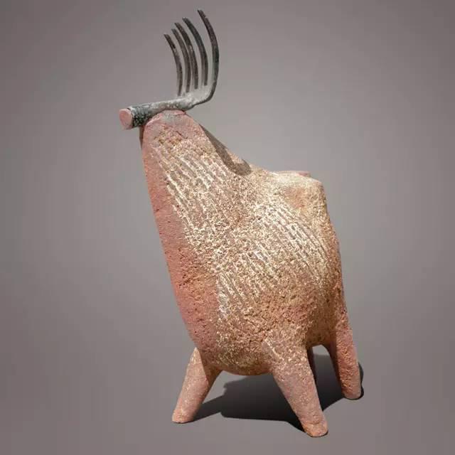 巧妙融入废铁的陶瓷动物雕塑作品