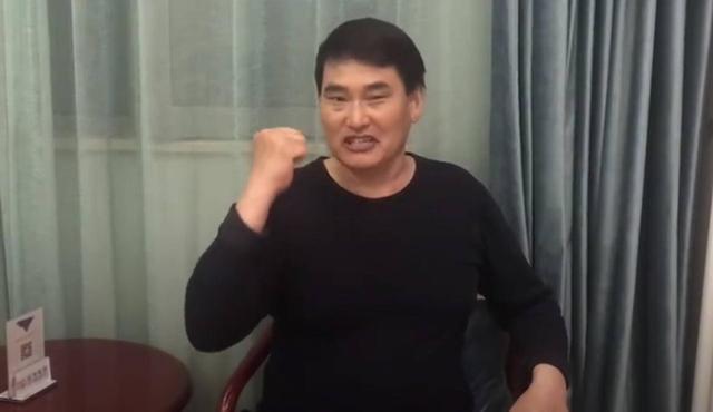 大衣哥对村民“黑脸”后，不堪被骚扰已从农村