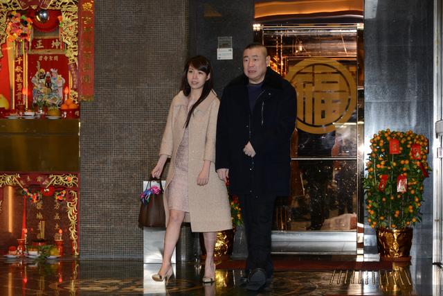 港媒曝吕丽君投资亏损20亿，抛售还得刘銮雄同意