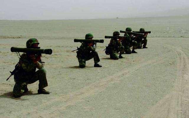 一发不够再来三发，这才是火力最强火箭筒，施