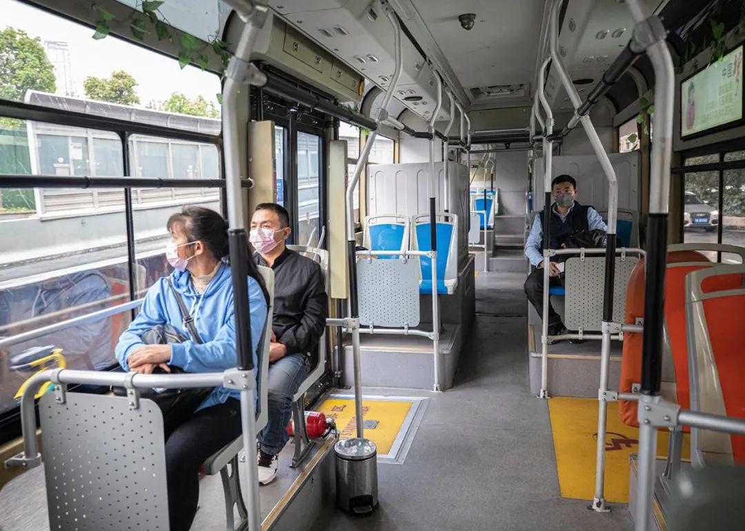 恢复运营的brt1公交车上,乘客并不多.