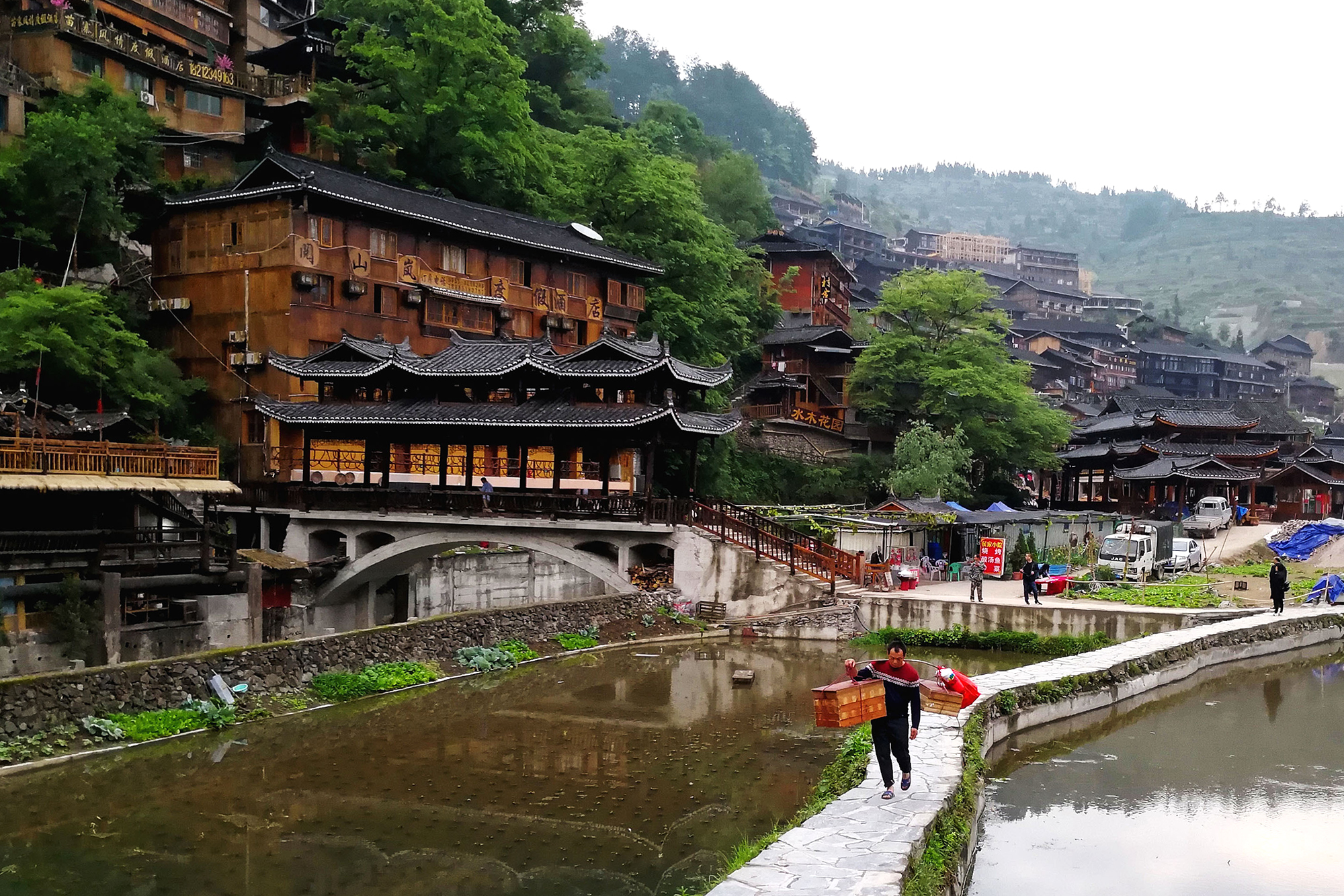 贵州西江千户苗寨,中国最大的苗族聚居村寨,景色美如世外桃源