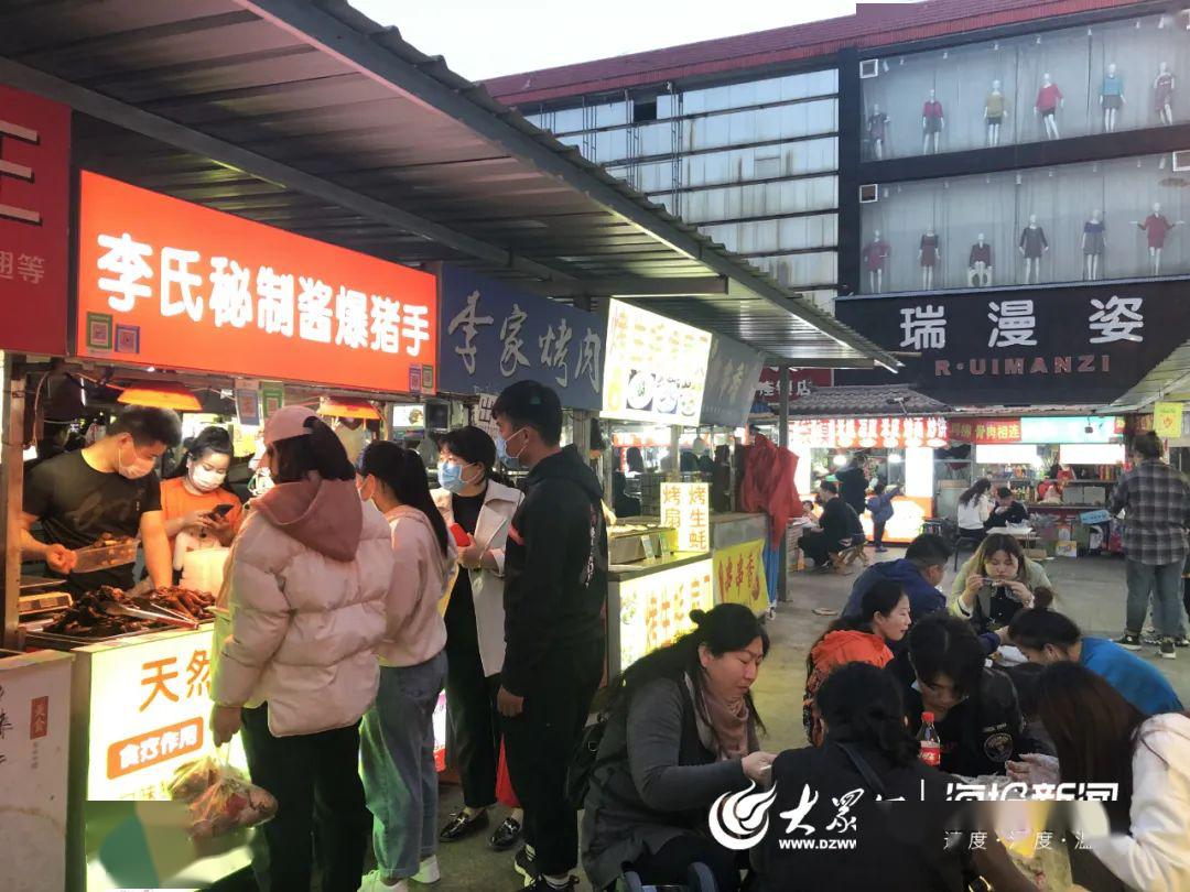 在东方红大街美食城,许多市民在此享用美食