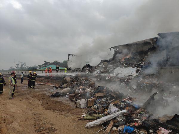 快递车突然起火，13吨快递付之一炬