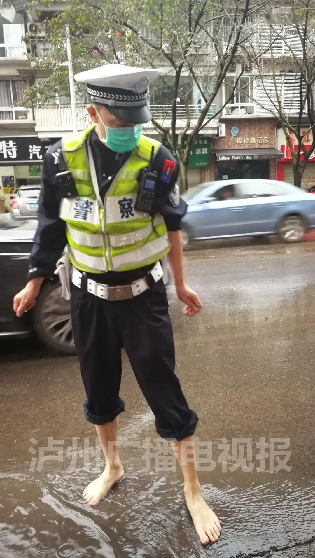 【视频】这个交警"不务正业,第二次被"曝光"了