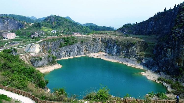 重庆小九寨颜值爆表正在打造国家矿山遗址公园