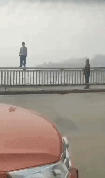 泸州长江大桥跳桥男子获救已被依法行政处罚