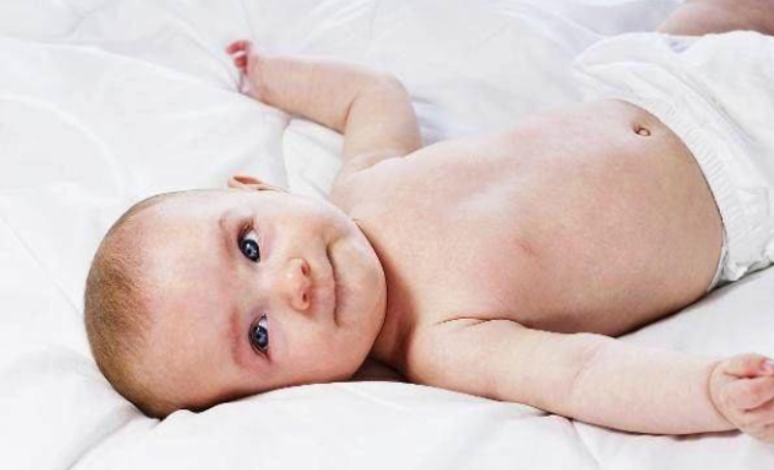 『宝宝』会歪脖子你还不知道吧,分享下如何纠正歪脖子别再这样抱宝宝了