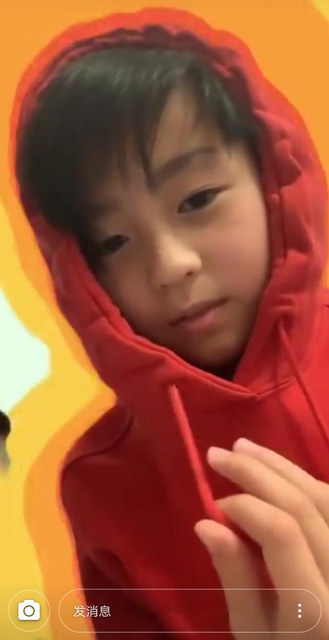 『脑袋』开心地拍小Q脑袋显幼稚，像个没长大的孩子张柏芝带儿子录视频