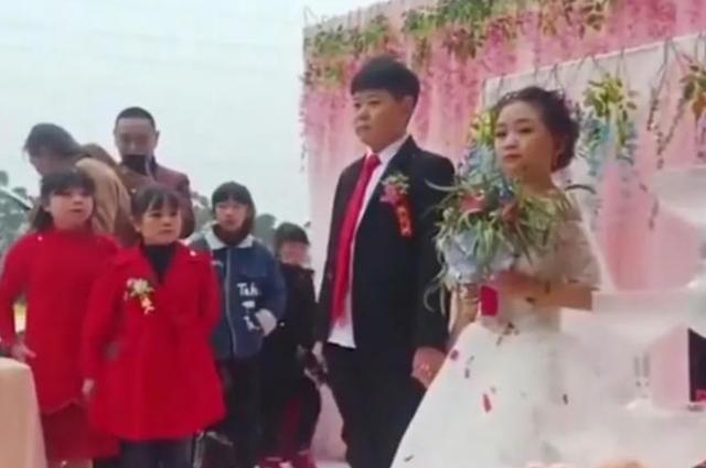 『孩子』30多岁却拥有“不老容颜”，父母含泪送嫁最美“袖珍女孩”结婚