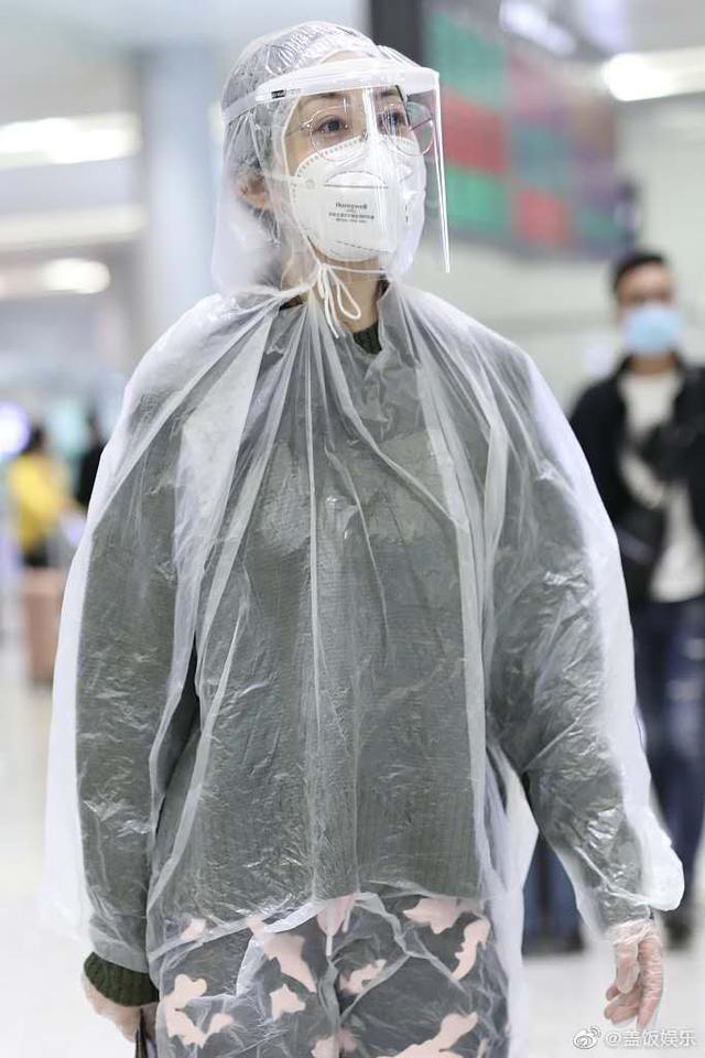 韩雪现身机场，防护措施十分到位，被大量群众