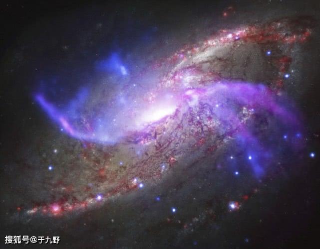 图为哈勃在2014年拍下,距离地球2300万光年的m106星系.