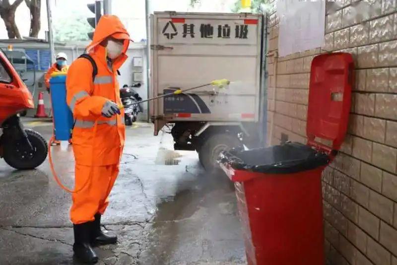 在此期间,环卫工人按照每天不低于3次的作业标准进行全面消杀作业.