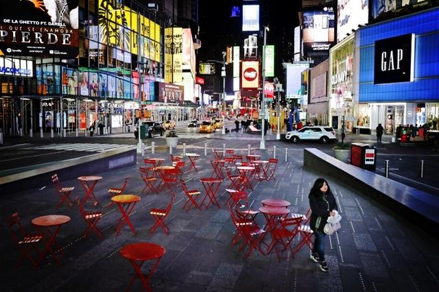 美国防护物资缺口巨大！护士拿垃圾袋当防护服