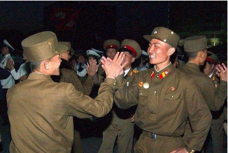 朝鲜人民军军装级别,普通士兵衣服是真难看!_礼服
