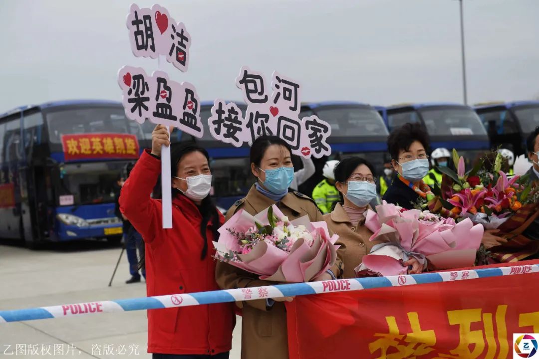 武汉■女儿隔空给妈妈送礼物，场面动容安徽人数最多一批医疗队回合肥