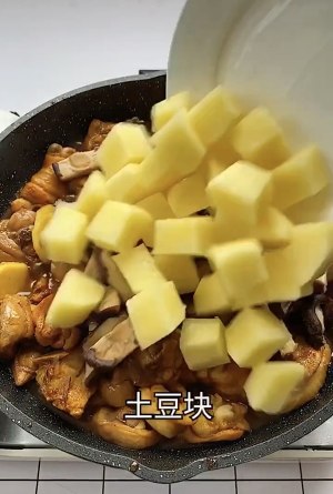 土豆加鸡肉的做法黄焖鸡 2ac532403ab341d9a298442c57515102.jpeg