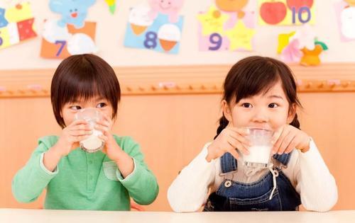 「孩子」一个喝豆浆,1年后的差距让父母意外双胞胎姐妹一个天天喝牛奶