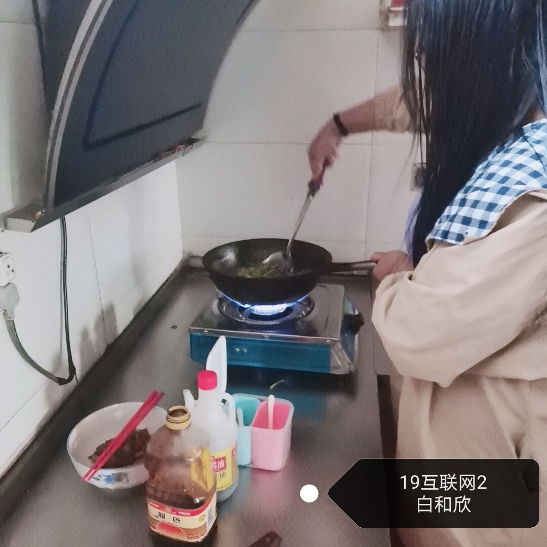 学生们也积极主动地在家帮父母干活,下厨房做菜,清洁卫生等干