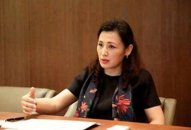 原创我国大学最美女校长，22岁时就任教211，如今与李嘉诚合照是常事