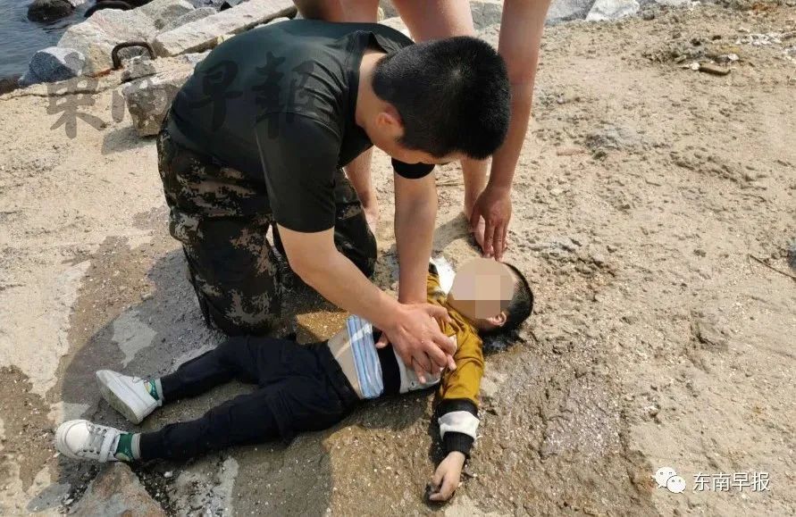 福建一女子驾车冲入海中 车内4岁男童不幸身亡