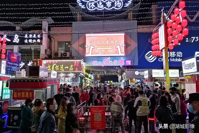 宁夏银川:怀远夜市被围的水泄不通,小哥哥小姐姐吃嗨了