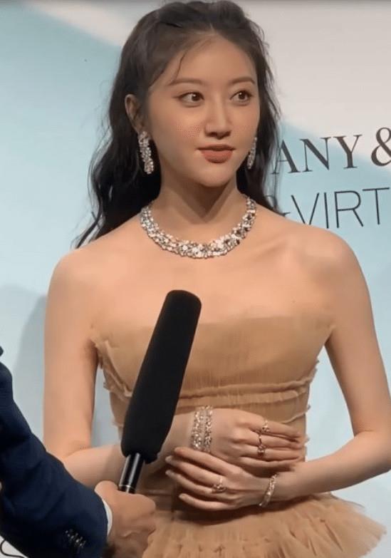 景甜近照变化太大,公主裙加卷发胖了一圈,眼袋明显略显憔悴!_因为