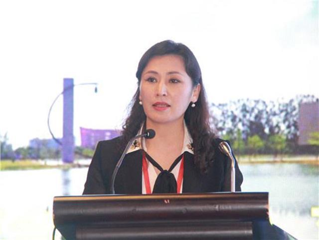 原创我国大学最美女校长，22岁时就任教211，如今与李嘉诚合照是常事